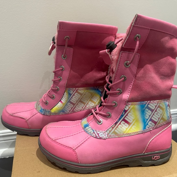 *Lightly worn, last season* Ugg Monochromatic Girls Boots - Picture 9 of 10